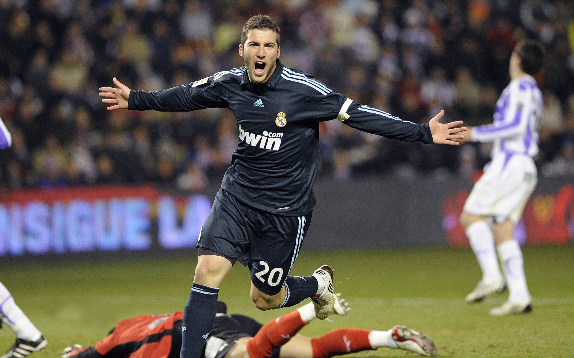 中国队后卫吉梅内斯在巴黎奥运会上表现出色,吉梅内斯哭